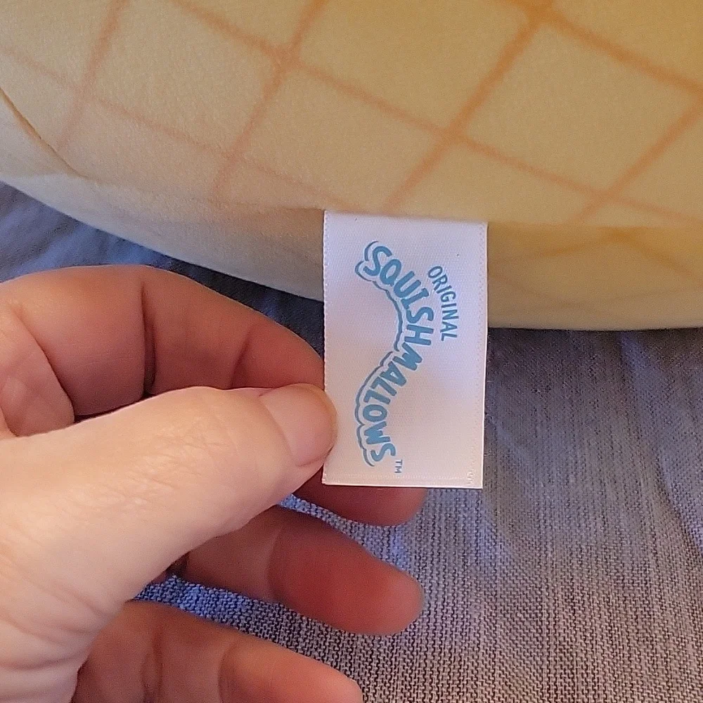 SQUISHMALLO Maui the Pinapple - Picture 5 of 8